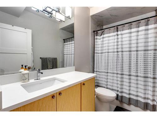 5030 21A Street Sw, Calgary, AB - Indoor Photo Showing Bathroom