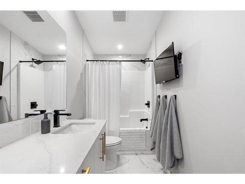 3048 85 Street Sw, Calgary, AB - Indoor Photo Showing Bathroom