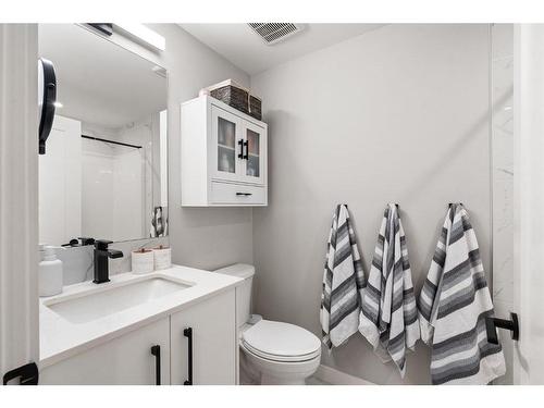 3048 85 Street Sw, Calgary, AB - Indoor Photo Showing Bathroom