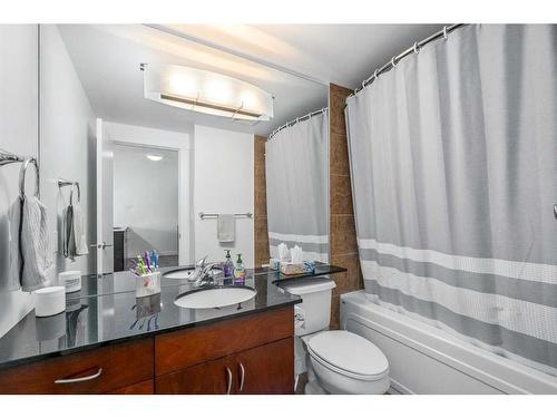 1803-8880 Horton Road Sw, Calgary, AB - Indoor Photo Showing Bathroom