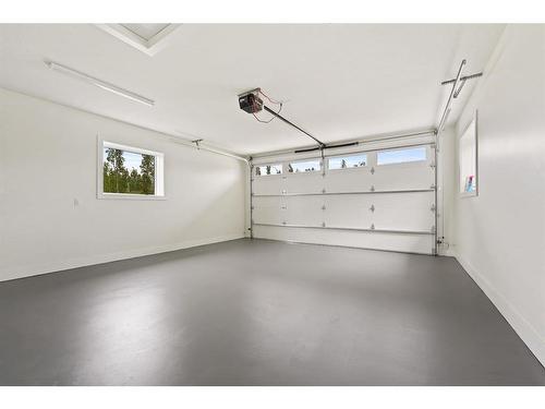 25-610 4 Avenue Sw, Sundre, AB - Indoor Photo Showing Garage