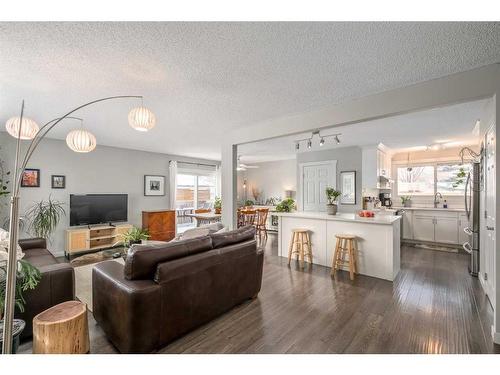 11468 Braniff Road Sw, Calgary, AB - Indoor Photo Showing Living Room