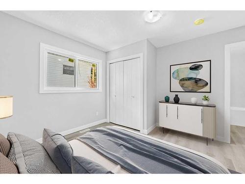 471 Northmount Drive Nw, Calgary, AB - Indoor Photo Showing Bedroom