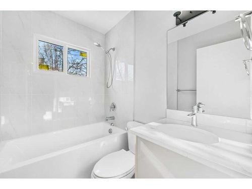 471 Northmount Drive Nw, Calgary, AB - Indoor Photo Showing Bathroom