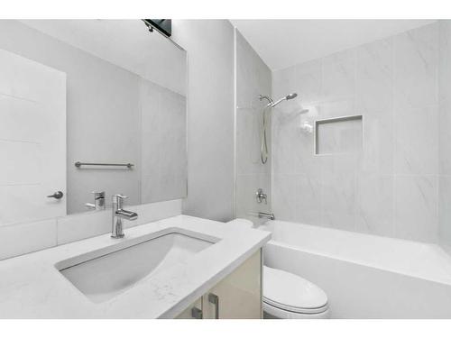 471 Northmount Drive Nw, Calgary, AB - Indoor Photo Showing Bathroom