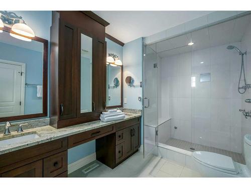 4722 21A Street Sw, Calgary, AB - Indoor Photo Showing Bathroom