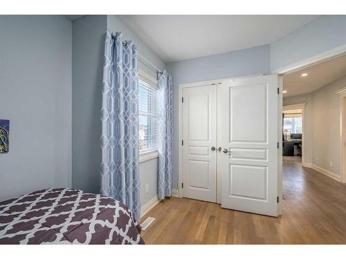 4722 21A Street Sw, Calgary, AB - Indoor Photo Showing Bedroom