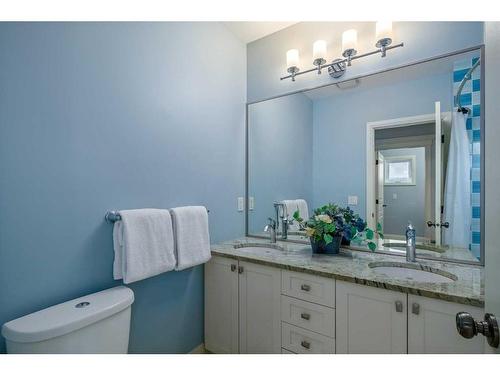 4722 21A Street Sw, Calgary, AB - Indoor Photo Showing Bathroom