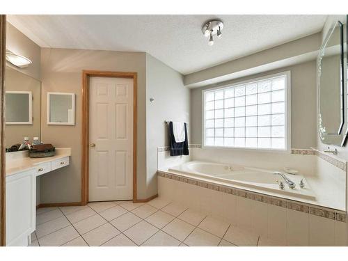 2281 Sirocco Drive Sw, Calgary, AB - Indoor Photo Showing Bathroom