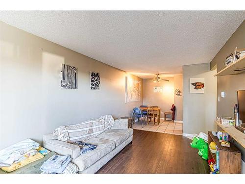 106-431 1 Avenue Ne, Calgary, AB - Indoor Photo Showing Living Room