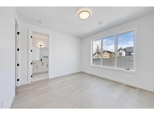 909 32 Street Nw, Calgary, AB - Indoor Photo Showing Other Room