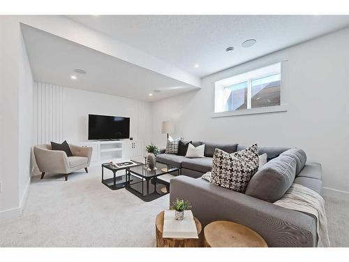 911 32 Street Nw, Calgary, AB - Indoor Photo Showing Living Room