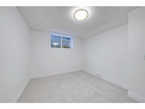 911 32 Street Nw, Calgary, AB - Indoor Photo Showing Other Room