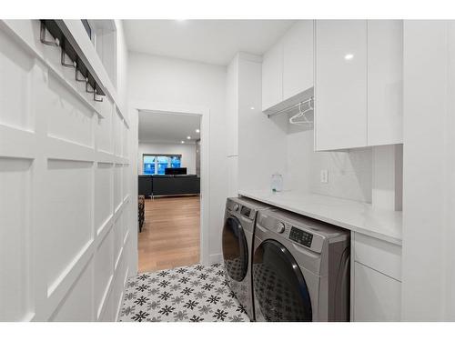 4747 26 Avenue Sw, Calgary, AB - Indoor Photo Showing Laundry Room