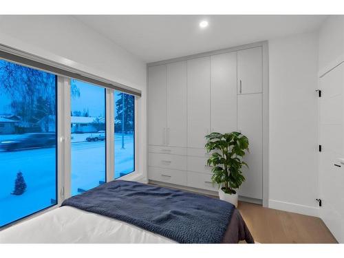 4747 26 Avenue Sw, Calgary, AB - Indoor Photo Showing Bedroom