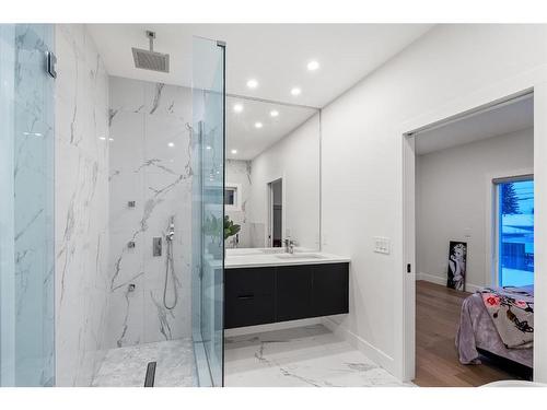 4747 26 Avenue Sw, Calgary, AB - Indoor Photo Showing Bathroom