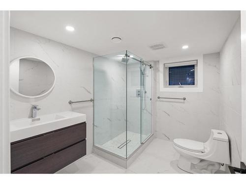 4747 26 Avenue Sw, Calgary, AB - Indoor Photo Showing Bathroom