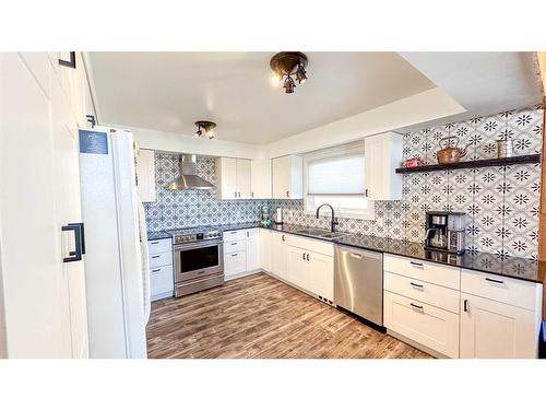 617 4 Avenue, Sundre, AB - Indoor Photo Showing Kitchen