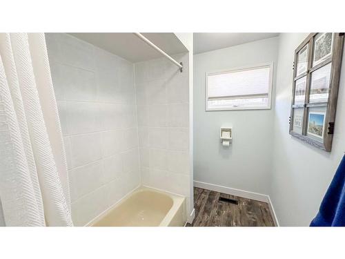 617 4 Avenue, Sundre, AB - Indoor Photo Showing Bathroom