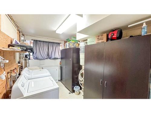 617 4 Avenue, Sundre, AB - Indoor Photo Showing Laundry Room