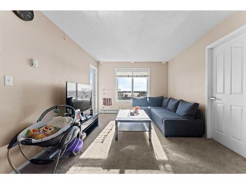 404-7130 80 Avenue Ne, Calgary, AB - Indoor Photo Showing Living Room