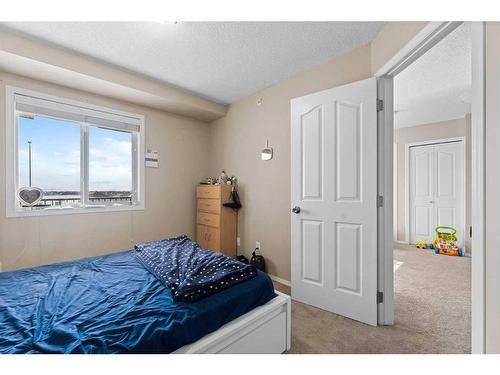 404-7130 80 Avenue Ne, Calgary, AB - Indoor Photo Showing Bedroom