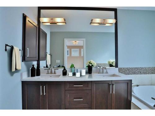 2127 Broadview Road Nw, Calgary, AB - Indoor Photo Showing Bathroom