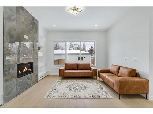 512 14 Avenue Ne, Calgary, AB - Indoor Photo Showing Living Room With Fireplace