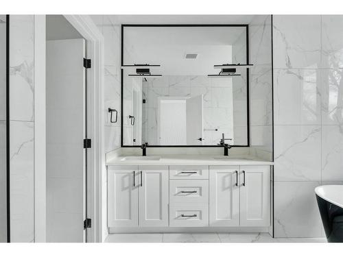 512 14 Avenue Ne, Calgary, AB - Indoor Photo Showing Bathroom