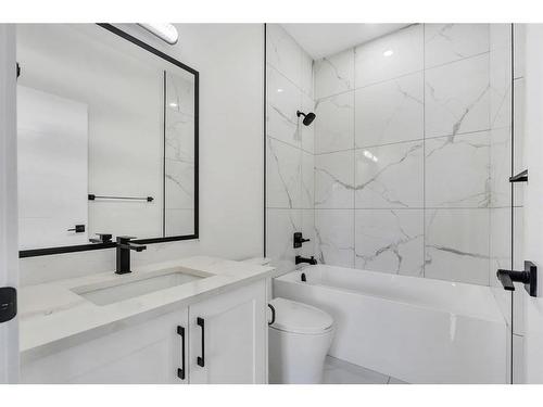 512 14 Avenue Ne, Calgary, AB - Indoor Photo Showing Bathroom