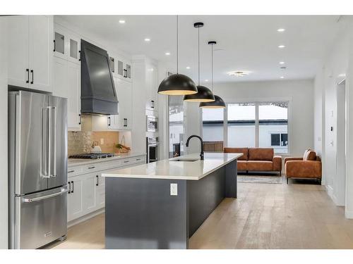 512 14 Avenue Ne, Calgary, AB - Indoor Photo Showing Kitchen With Upgraded Kitchen