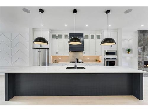 512 14 Avenue Ne, Calgary, AB - Indoor Photo Showing Kitchen With Upgraded Kitchen