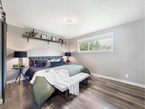 7804 33 Avenue Nw, Calgary, AB - Indoor Photo Showing Bedroom