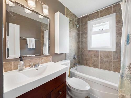 7804 33 Avenue Nw, Calgary, AB - Indoor Photo Showing Bathroom