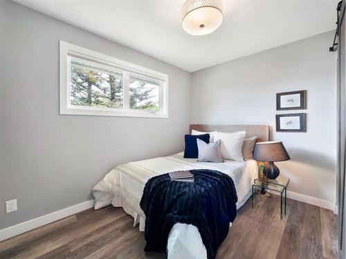 7804 33 Avenue Nw, Calgary, AB - Indoor Photo Showing Bedroom