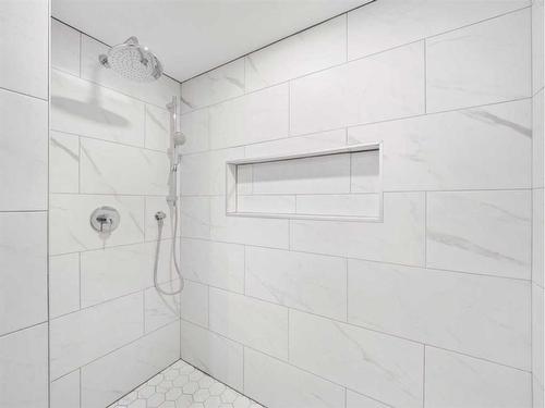 7804 33 Avenue Nw, Calgary, AB - Indoor Photo Showing Bathroom