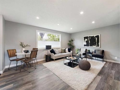 7804 33 Avenue Nw, Calgary, AB - Indoor Photo Showing Living Room