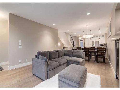 2832 42 Street Sw, Calgary, AB - Indoor Photo Showing Living Room