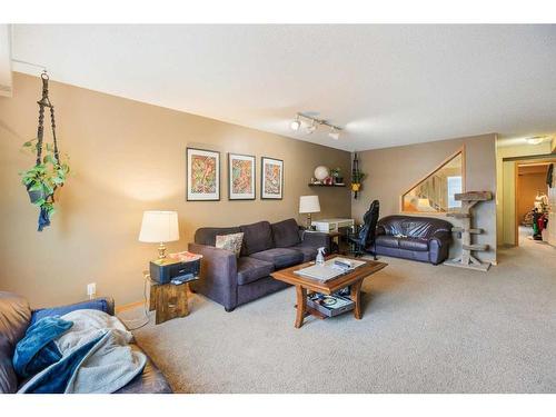 1-642 Mcdougall Road Ne, Calgary, AB - Indoor Photo Showing Living Room