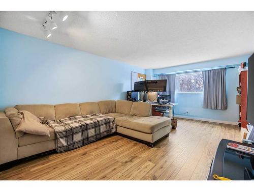 2-642 Mcdougall Road Ne, Calgary, AB - Indoor Photo Showing Living Room