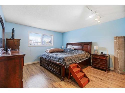 2-642 Mcdougall Road Ne, Calgary, AB - Indoor Photo Showing Bedroom
