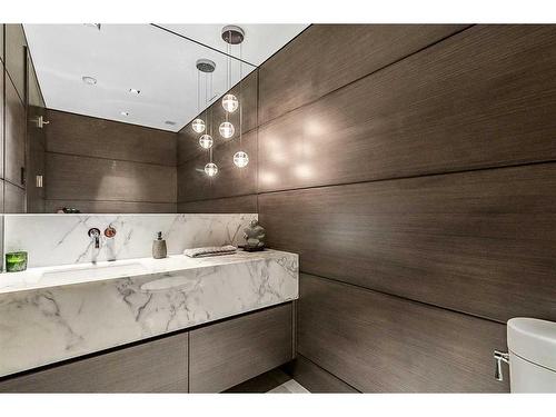 2605 Erlton Street Sw, Calgary, AB - Indoor Photo Showing Bathroom