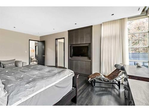 2605 Erlton Street Sw, Calgary, AB - Indoor Photo Showing Bedroom