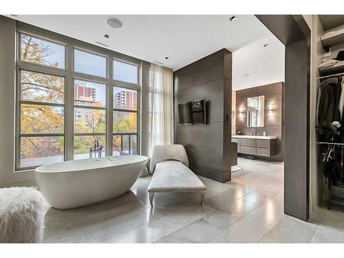 2605 Erlton Street Sw, Calgary, AB - Indoor Photo Showing Bathroom