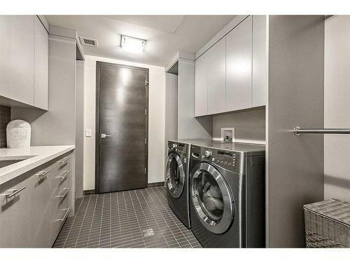 2605 Erlton Street Sw, Calgary, AB - Indoor Photo Showing Laundry Room