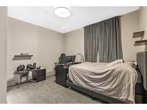 2605 Erlton Street Sw, Calgary, AB - Indoor Photo Showing Bedroom