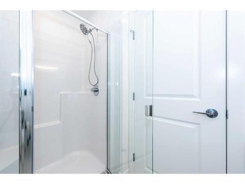 8533 19 Avenue Se, Calgary, AB - Indoor Photo Showing Bathroom