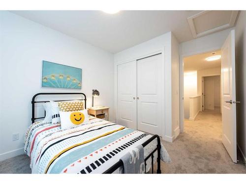 8533 19 Avenue Se, Calgary, AB - Indoor Photo Showing Bedroom