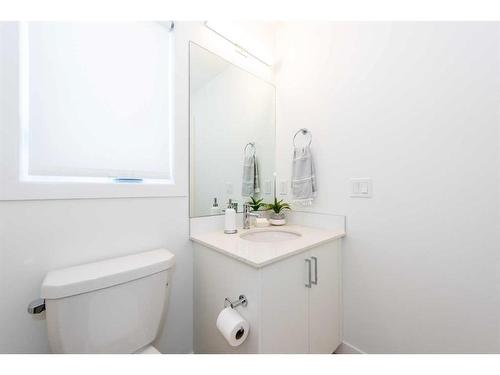 8533 19 Avenue Se, Calgary, AB - Indoor Photo Showing Bathroom