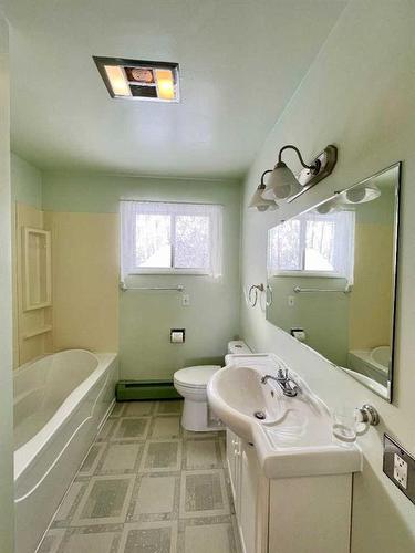 330066 Hwy 21, Rural Kneehill County, AB - Indoor Photo Showing Bathroom